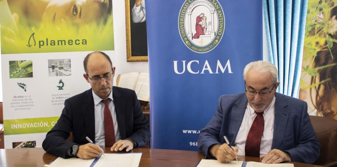 José Luis Mendoza, presidente de la UCAM, y Oscar Fernández, director general de Plameca, firmando su nuevo convenio