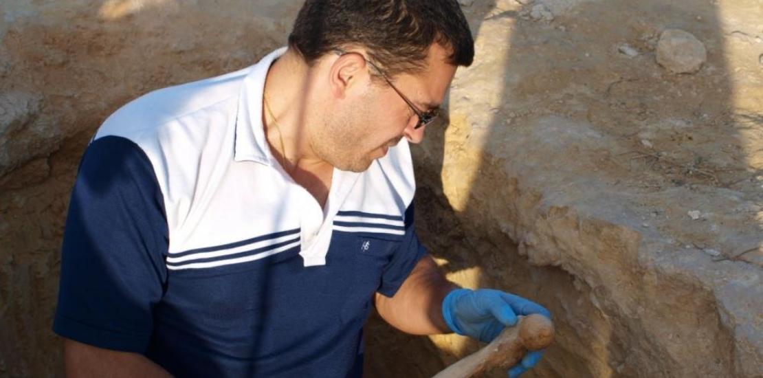 El Dr. José Alonso Ruiz trabajando en el yacimiento de Mula