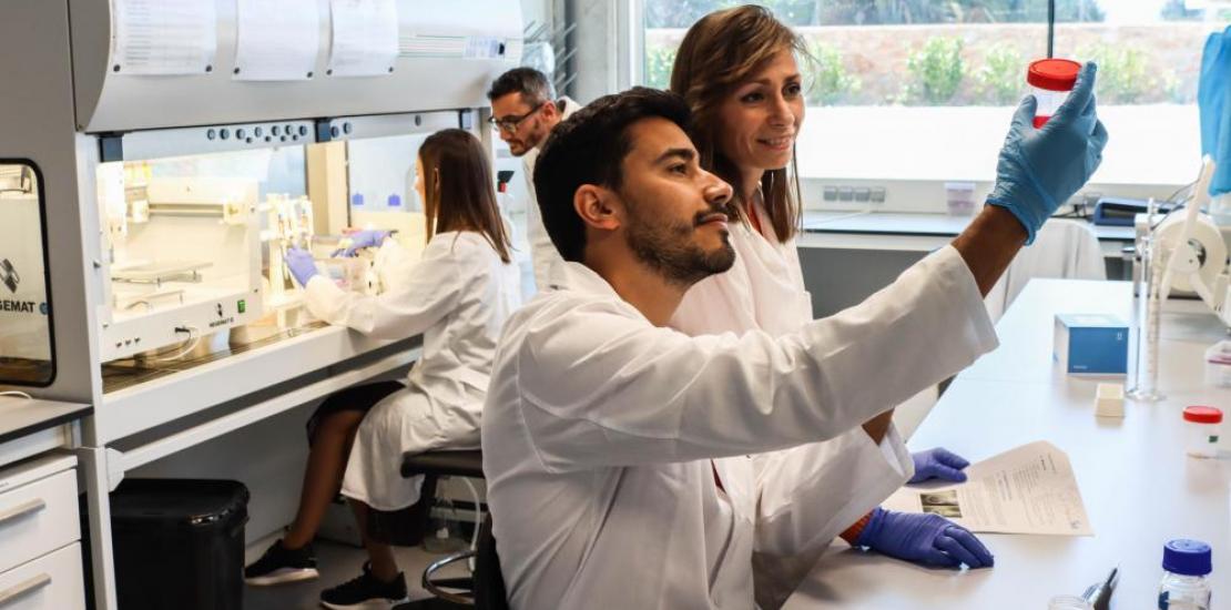 Los investigadores Rubén Zapata, Rubén Rabadán, Silvia Montoro y Begoña Alburquerque realizando pruebas en el laboratorio Juan Carlos Izpisúa de UCAM HiTech