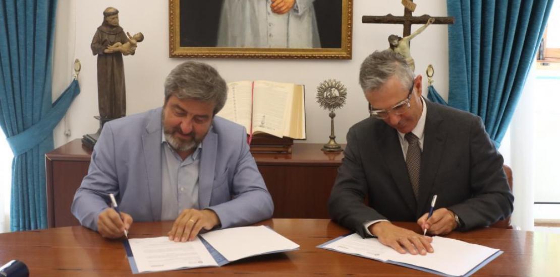 Firma del convenio entre Pablo Salvador Blesa Aledo, vicerrector de Relaciones Internacionales y Comunicación de la UCAM, y Javier Roig Almirall, CEO de Euromed.