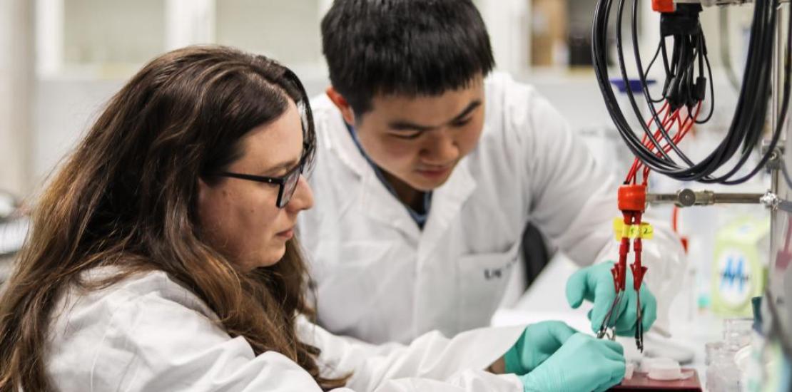 Águeda Molinero y Qianyu Wang trabajando en el desarrollo del sensor en uno de los laboratorios de UCAM HiTech.