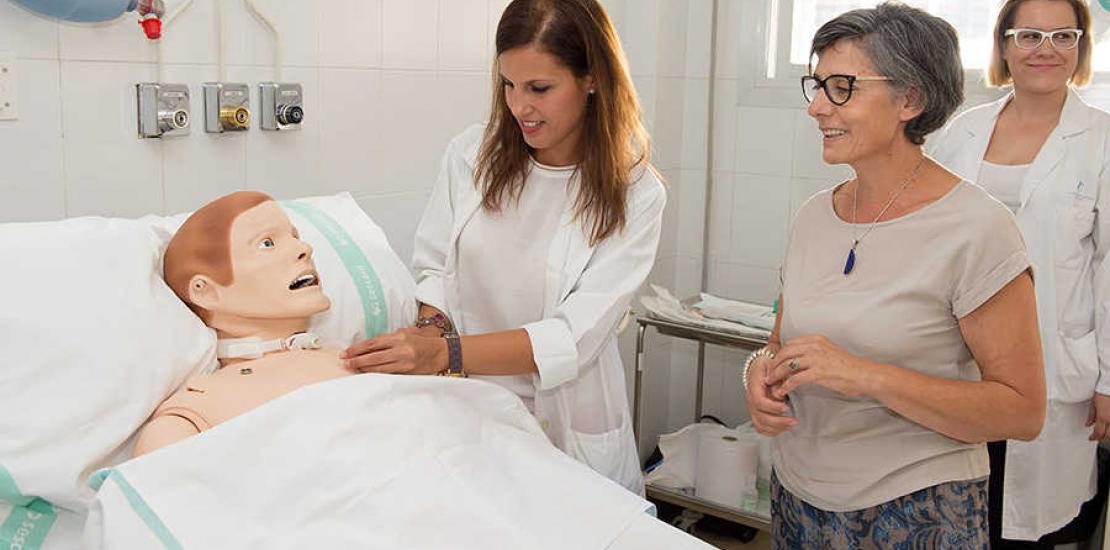 El Hospital de Parapléjicos y la UCAM forman con tecnología de simulación a cuidadores de lesionados medulares