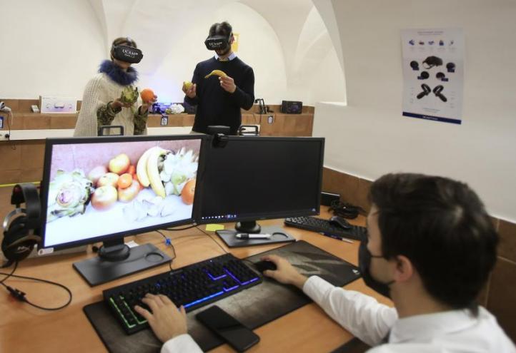 María Méndez Rocasolano utilizando la tecnología VR con frutas y verduras ecológicas