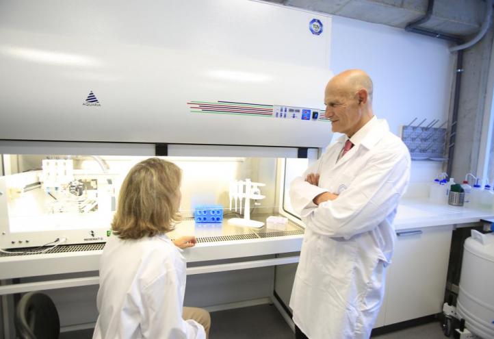 Juan Carlos Izpisua en sus instalaciones de la incubadora UCAM HiTech
