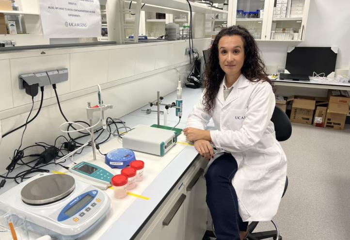 La investigadora de la Universidad Católica de Murcia, la murciana María Cuartero, en uno de los laboratorios de UCAM HiTech.
