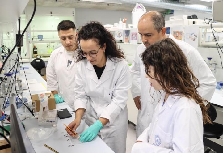 María Cuartero y Gastón Crespo, cofundadores de UCAM SENS, trabajan con su equipo de investigadores internacionales en los laboratorios de UCAM HiTech