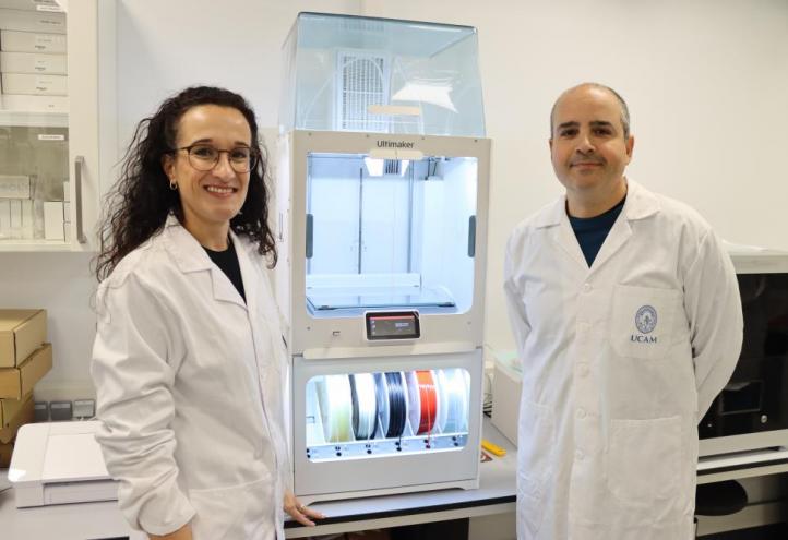 María Cuartero y Gastón Crespo, cofundadores de UCAM SENS, en su laboratorio de UCAM HiTech
