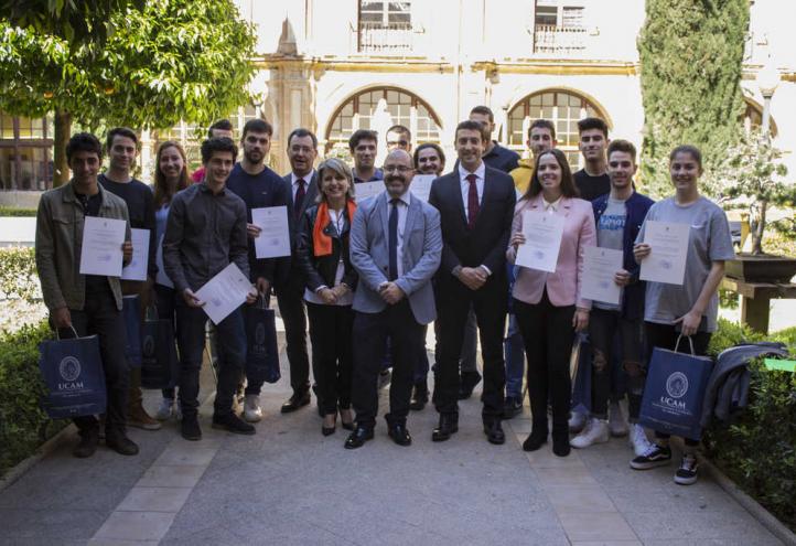La UCAM premia la  excelencia científica de  diecinueve estudiantes  murcianos