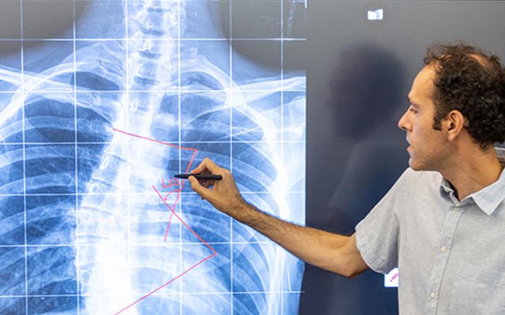 Manuel Curado Navarro, doctor del Grado en Ingeniería Informática de la Universidad Católica de Murcia,explica uno de los diversos algoritmos que realiza su patente para mejorar las radiografías