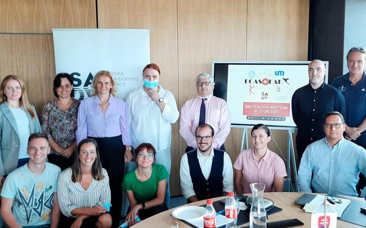 Fotografía grupal de los socios del proyecto europeo ECASFAD