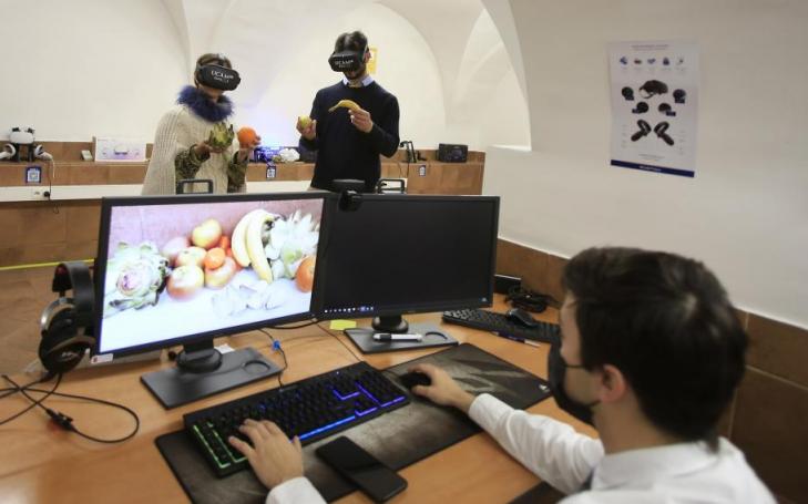 María Méndez Rocasolano utilizando la tecnología VR con frutas y verduras ecológicas