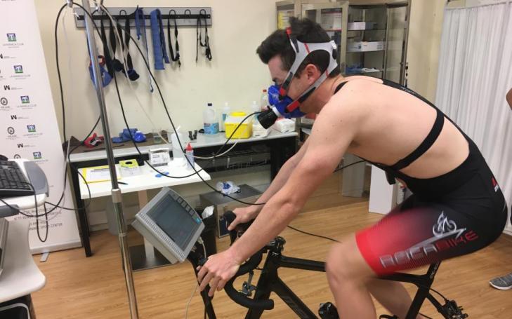 Ciclista amateur realizando pruebas en las instalaciones del CIARD