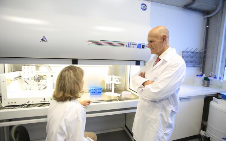Juan Carlos Izpisua en sus instalaciones de la incubadora UCAM HiTech