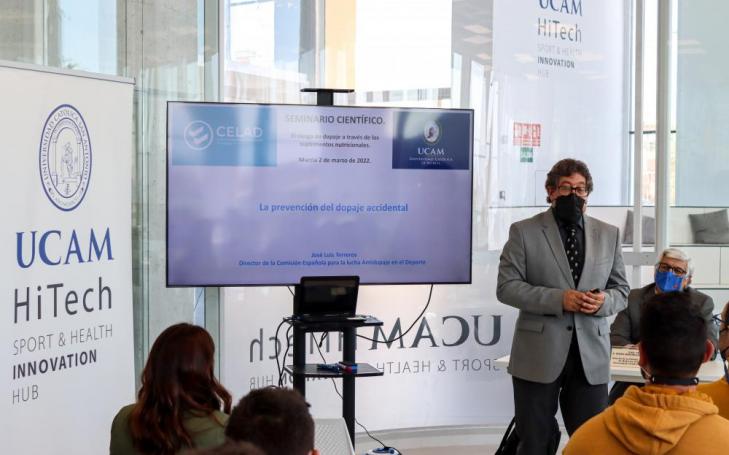 El Dr. José Luis Terreros Blanco, presidente de la Agencia Estatal Comisión Española para la Lucha Antidopaje en el Deporte (CELAD), realiza su masterclass a los asistentes del seminario.