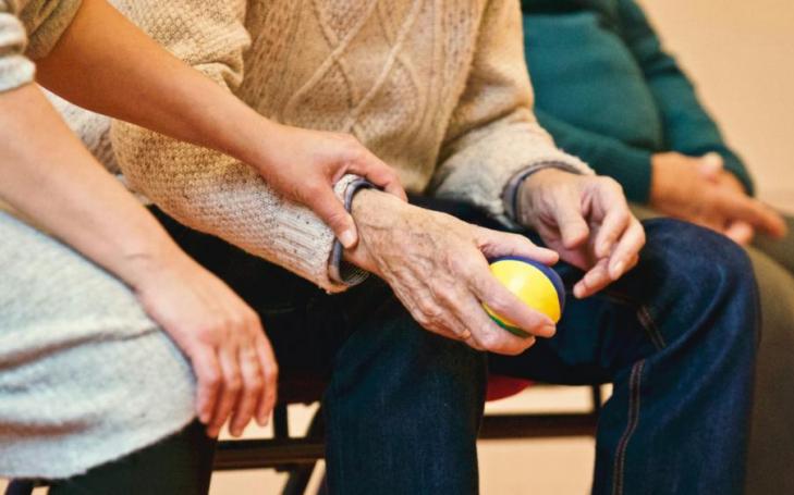 Cuidador y paciente realizando ejercicios de rehabilitación