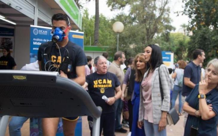 Miguel Ángel López, campeón de Europa de 35 kms marcha, realiza una prueba de esfuerzo ante Valle Miguélez, consejera de Empresa, Empleo, Universidades y Portavocía, y Estrella Núñez, vicerrectora de Investigación de la UCAM