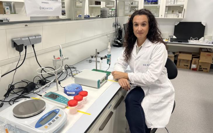 La investigadora de la Universidad Católica de Murcia, la murciana María Cuartero, en uno de los laboratorios de UCAM HiTech.