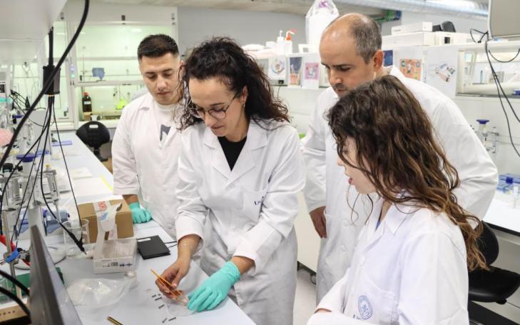 María Cuartero y Gastón Crespo, cofundadores de UCAM SENS, trabajan con su equipo de investigadores internacionales en los laboratorios de UCAM HiTech