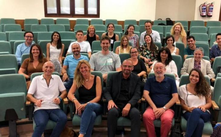 Los investigadores junto con Pau Gasol en una reunión de trabajo mantenida en Madrid.
