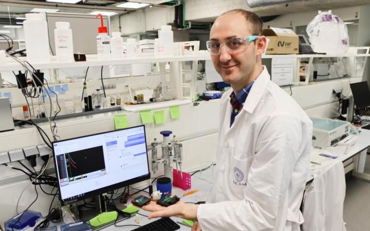Alexander Wiorek, investigador de la unidad UCAM-SENS, muestra el sensor en los laboratorios de UCAM HiTech, Sport & Health Innovation Hub, desarrollado para medir fosfatos en el agua