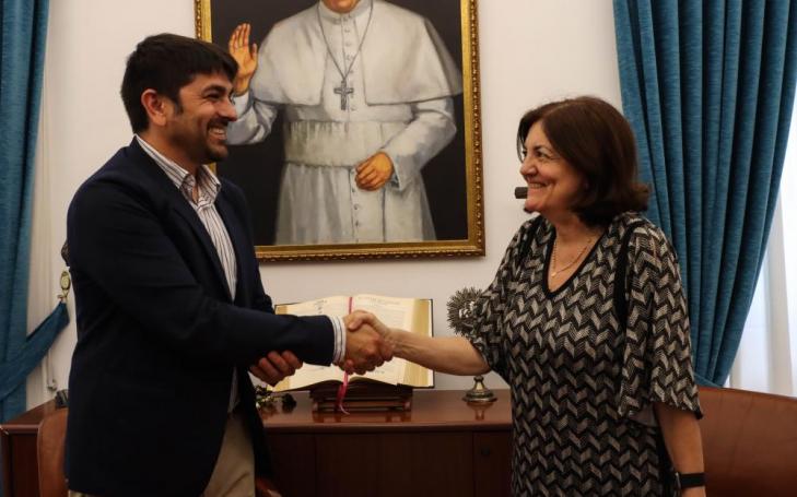 Firma del convenio entre María Dolores García, presidenta de la UCAM y  Manuel Esteve, CEO de Aldimesa;