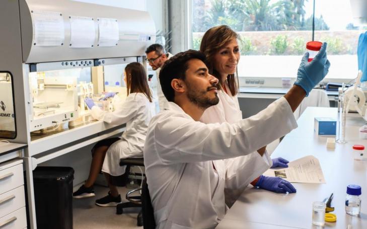 Los investigadores Rubén Zapata, Rubén Rabadán, Silvia Montoro y Begoña Alburquerque realizando pruebas en el laboratorio Juan Carlos Izpisúa de UCAM HiTech