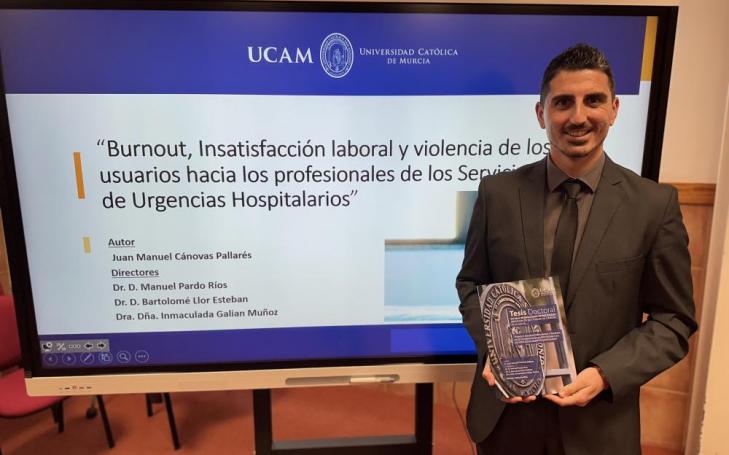 El doctor Juan Manuel Cánovas tras defender su tesis doctoral sobre el síndrome del trabajador quemado.