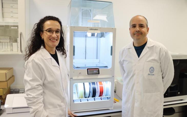 María Cuartero y Gastón Crespo, cofundadores de UCAM SENS, en su laboratorio de UCAM HiTech