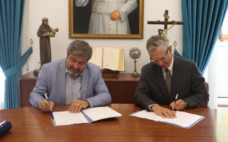 Firma del convenio entre Pablo Salvador Blesa Aledo, vicerrector de Relaciones Internacionales y Comunicación de la UCAM, y Javier Roig Almirall, CEO de Euromed.