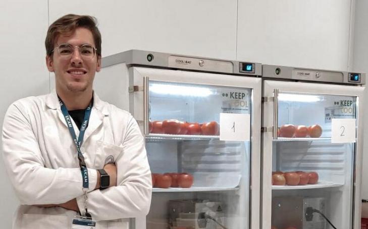 El investigador Ramiro Alonso durante su ensayo sobre la vida útil del tomate en diferentes condiciones