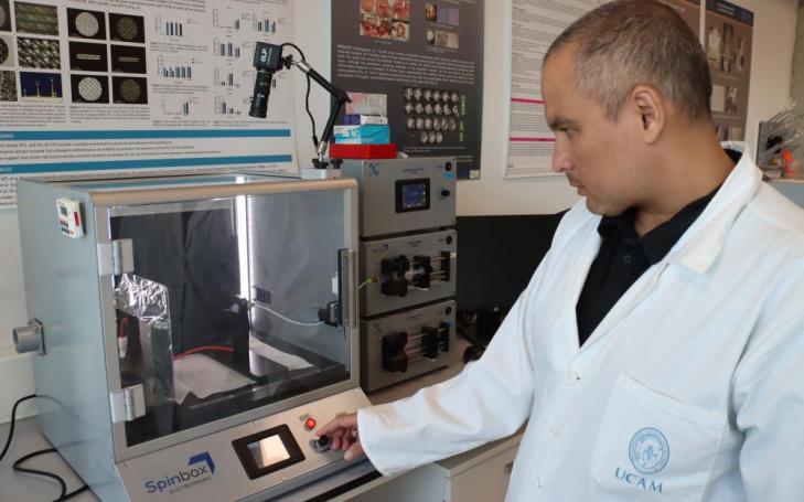 El investigador Camilo Zamora-Ledezma creando uno de los nuevos materiales mediante la técnica de electrospinning  en el laboratorio de biomateriales de UCAM HiTech