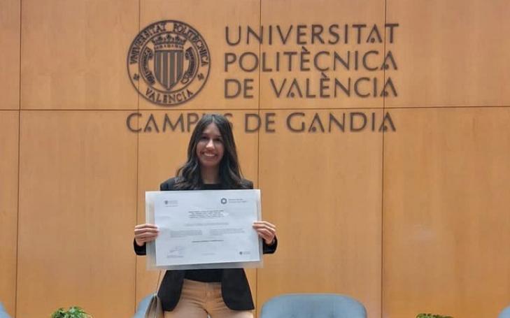 La egresada Rosanna Carreño recibiendo el premio a mejor TFG de la Cátedra ‘Gandía Turismo Inteligente’ 