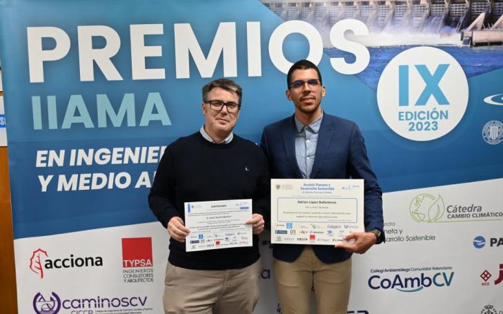 El director de la Tesis, Javier Senent Aparicio, y Adrián López Ballesteros posan con el reconocimiento