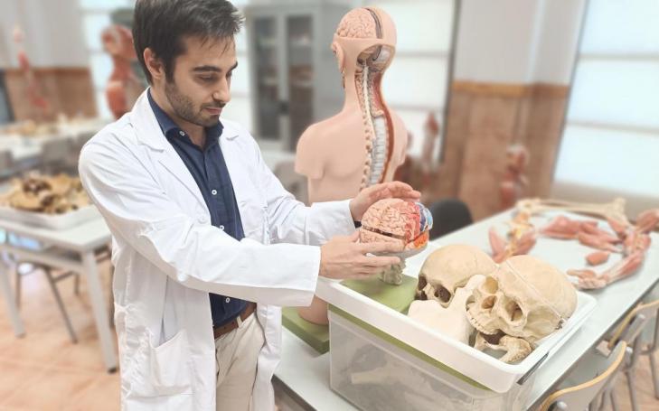 El doctor César Toledo en un aula de la Facultad de Medicina del Campus de los Jerónimos