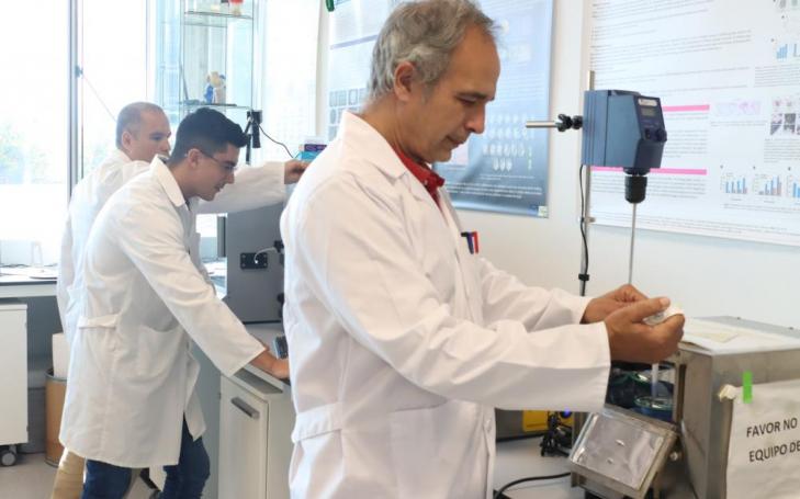El investigador Vicente Gómez en su laboratorio de UCAM HiTech realizando pruebas de pulsos de luz