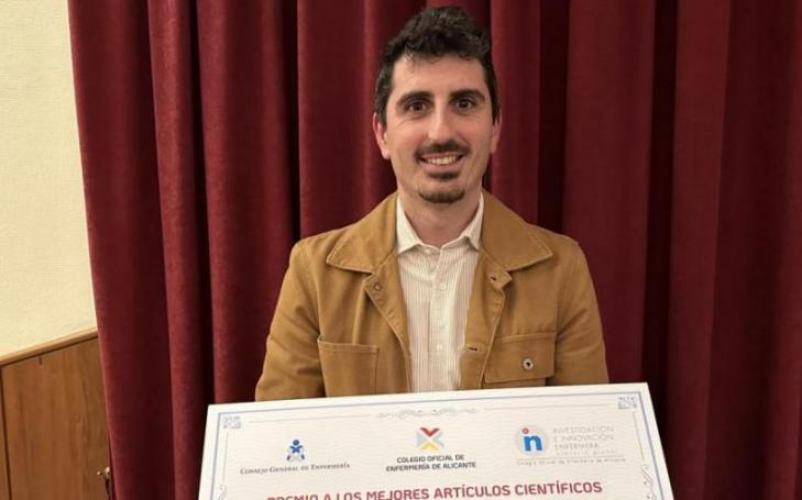 El investigador de la UCAM, Juan Manuel Cánovas, tras la entrega de premios del Colegio Oficial de Enfermería de Alicante