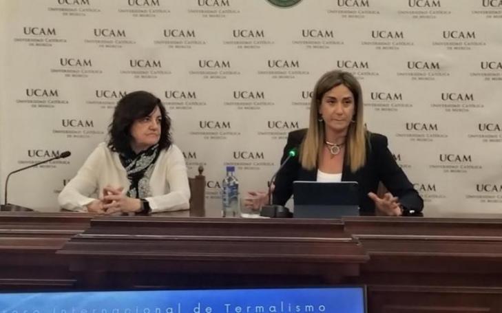 María Dolores García, presidenta de la UCAM, y Patricia Fernández, alcaldesa de Archena, durante la presentación.