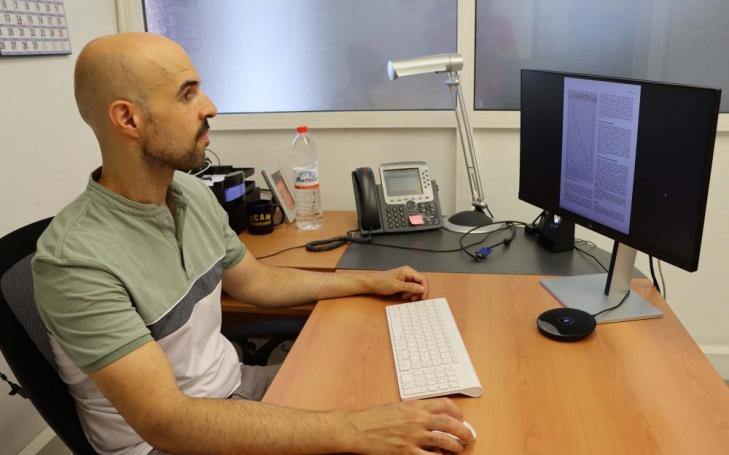 El investigador de la UCAM, Carlos Valls, mostrando su estudio.