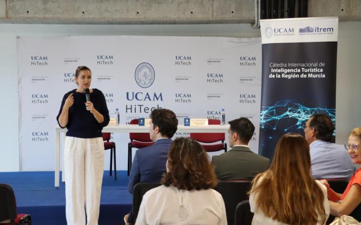 Ginesa Martínez, vicedecana del Grado en Turismo, presenta los resultados de la Cátedra en UCAM HiTech