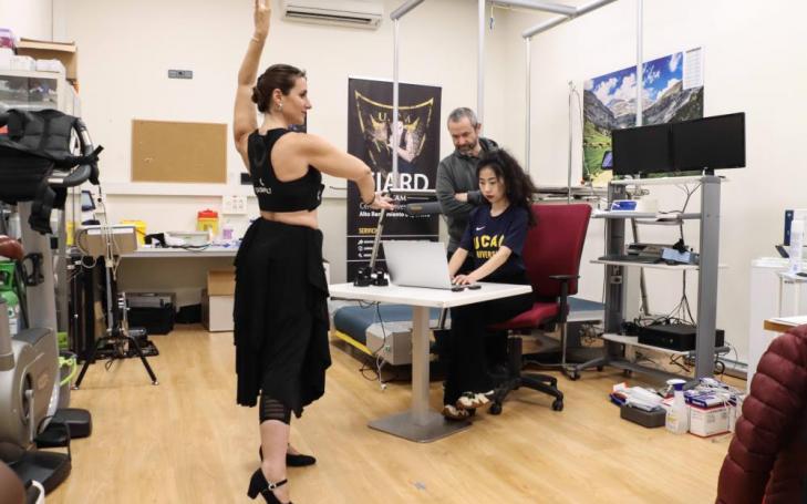 La nueva doctora de la UCAM, Ningyi Zhang, y su director de tesis, Sabastián Gómez, durante el análisis del zapateado de una bailaora de flamenco