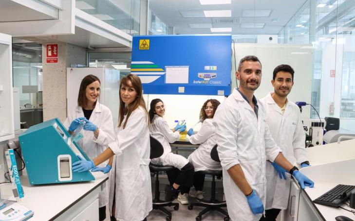 Los investigadores Begoña Alburquerque, Silvia Montoro, Judit García, Macarena Alba Gil, Rubén Zapata y Rubén Rabadán en uno de los laboratorios de UCAM HiTech. 