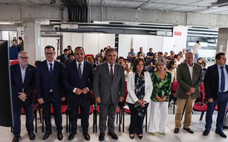 Jornada de los Planes Complementarios de la Región de Murcia AGROALNEXT & THINKINAZUL que se ha celebrado esta mañana en UCAM HiTech. En la inauguración han participado María Dolores García, presidenta de la UCAM, y Juan María Vázquez, consejero de Medio Ambiente, Mar Menor, Universidades e Investigación. 