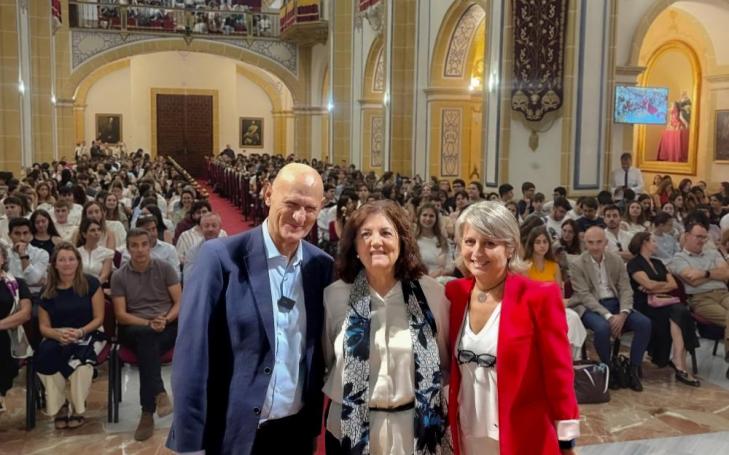 Juan Carlos Izpisua junto a María Dolores García, presidenta de la UCAM, y Estrella Núñez, vicerrectora de Investigación de la Universidad, ante los más de 600 estudiantes del área de la salud que han asistido a escuchar al investigador español.