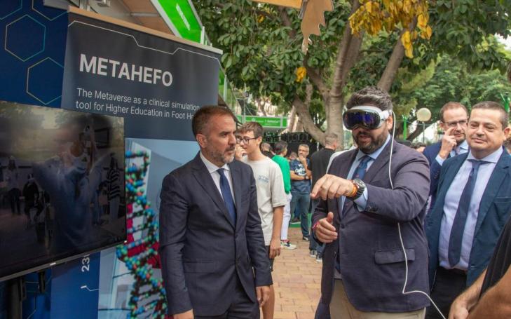 Fernando López Miras, presidente de la CARM, con las Apple Vision Pro, conociendo el proyecto METAHEFO en el que participa la Universidad Católica de Murcia, y que desarrolla un metaverso aplicado a ciencias de la salud; Junto a él, Luis Tejada, director de la Oficina de Transferencia del Conocimiento de la UCAM, y Manuel Pardo, investigador principal en la Católica de Murcia del proyecto y vicedecano del Grado en Podología.