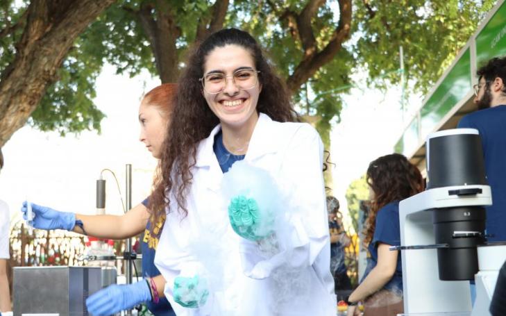 Investigadora de la Universidad Católica de Murcia durante la Semana de la Ciencia y la Tecnología SECyT24. 