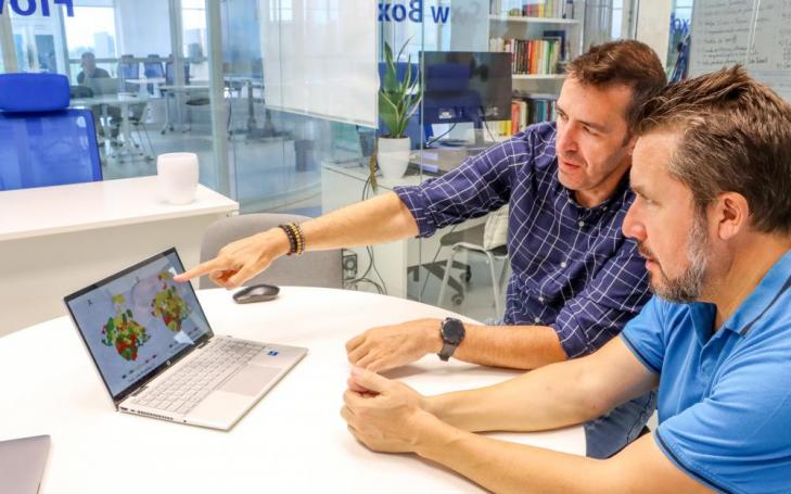 Los investigadores de la Universidad Católica, Horacio Pérez y Juan José Hernández, en las instalaciones de UCAM HiTech
