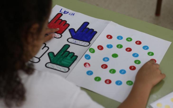 Alumno del CEIP Nuestra Señora del Carmen de Alguazas realizando una de las pruebas del estudio. 