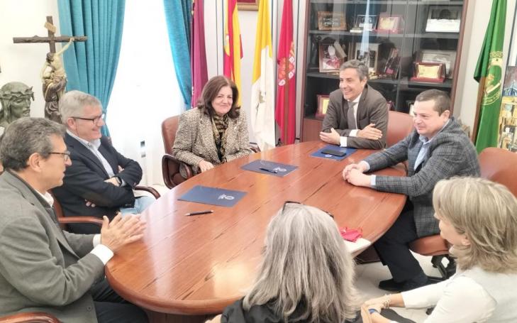 Los presidentes de ambas instituciones, María Dolores García Mascarell y Jaime Yartu San Millán, en el campus de la UCAM en Murcia, junto a otros miembros de dichas instituciones