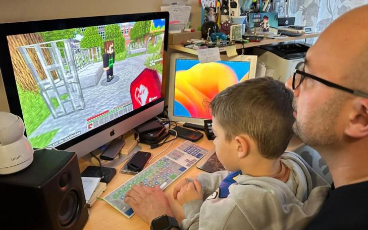 El investigador Daniel Guillén utilizando el videojuego educativo desarrollado por la UCAM en Minecraft Education Edition para enseñar RCP 