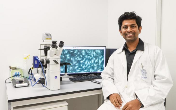 El investigador Jeevithan Elango muestra el hidrogel a nivel microscópico en el laboratorio de UCAM HiTech.